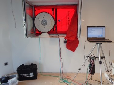 Ventilator in Fensteröffnung eingebaut, Blower Door Gerät mit Thermografie im Einsatz, Energieberater, Nürnberg, Hof Erlangen